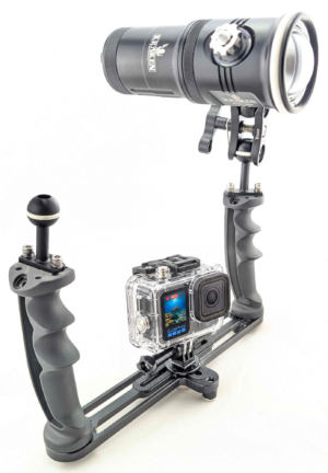 Kraken Abyss 6000 single-light kit with TR09 tray and BM3 arm; camera and housing shown for illustration, not included